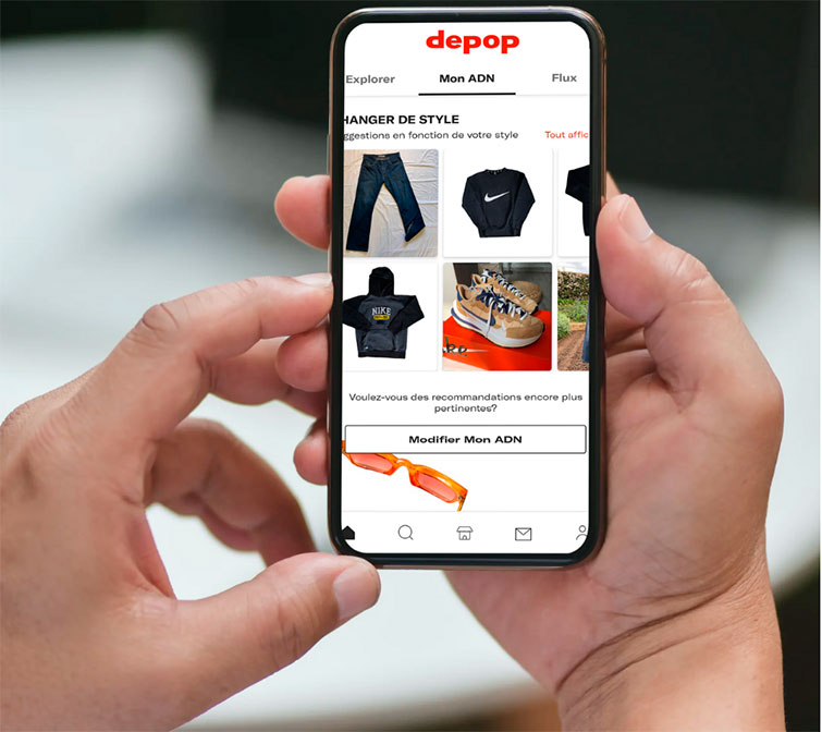 photo d’un homme navigant sur le site DEPOP sur smartphone.. Vendez et achetez vos vêtements et autres objets électroniques