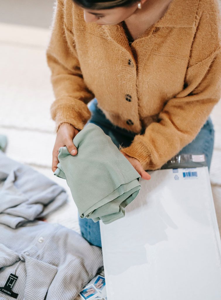 femme emballe ses vêtements d’occasion vendus sur Zalando