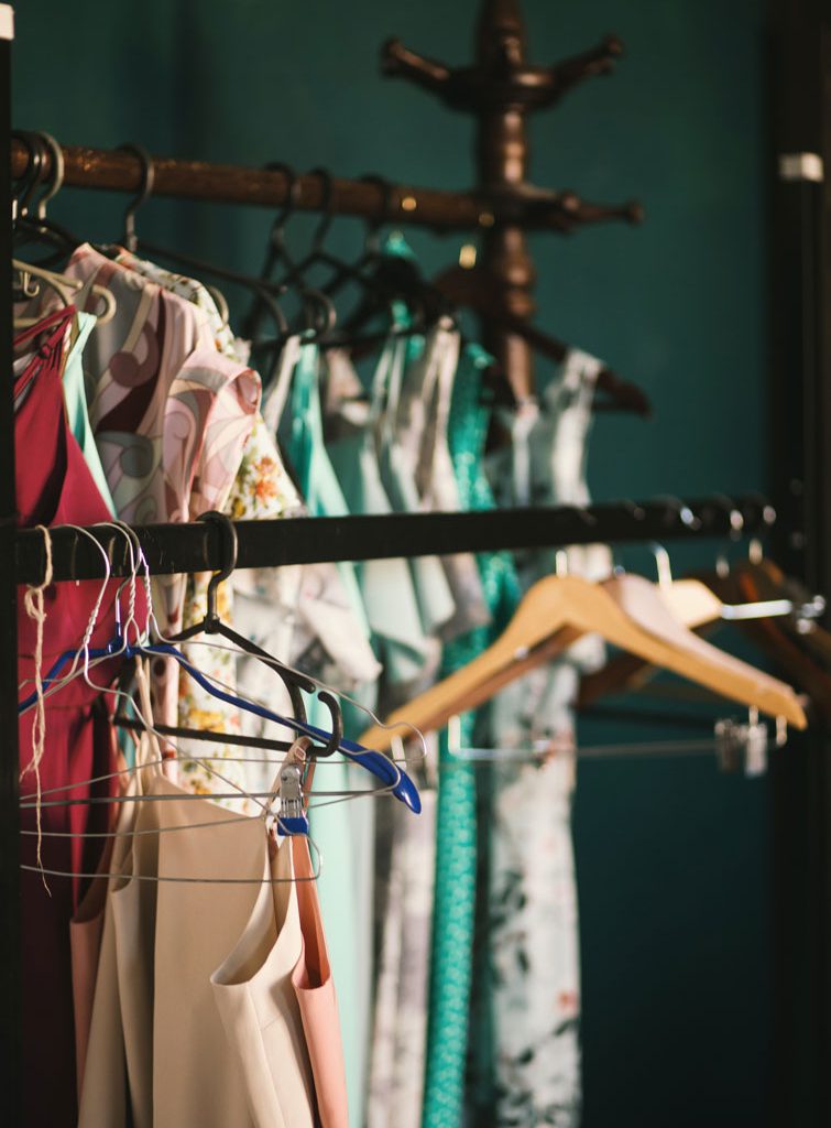 Dressing avec des cintres vides et avec des vêtements afin d’illustrer l’article sur la vente de vêtements au kilo.