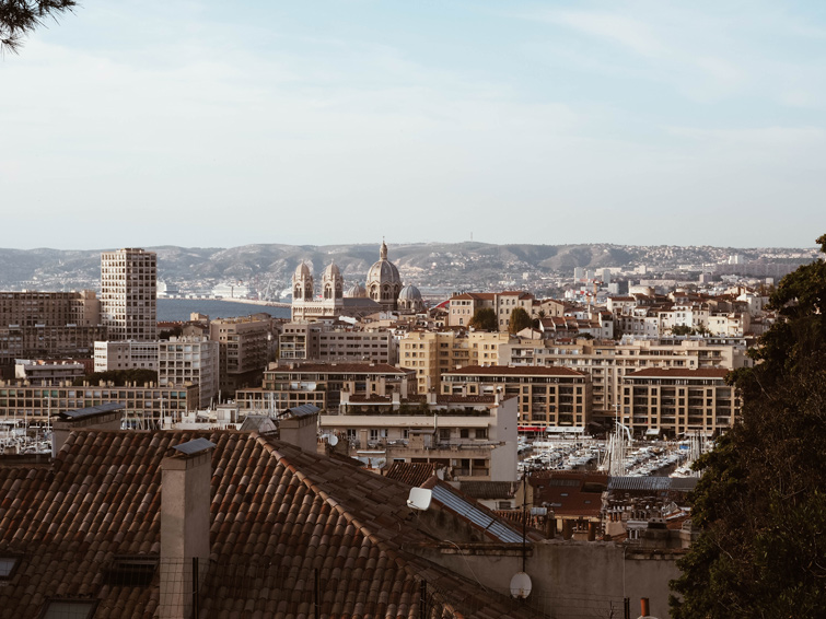 Vue panoramique de Marseille pour illustrer l’article sur la vente de vêtements d’occasion à Marseille.