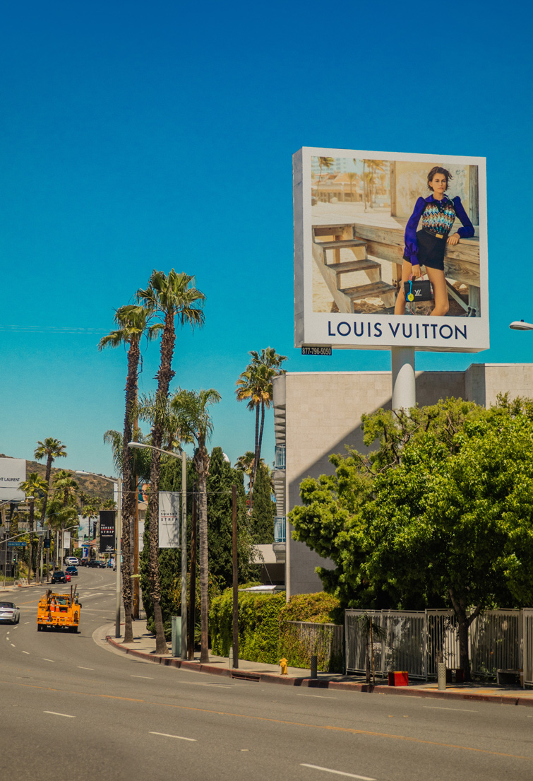 Affiche publicitaire de Louis Vuitton dans une rue californienne afin d’illustrer les magasins de vêtements de luxe d’occasion