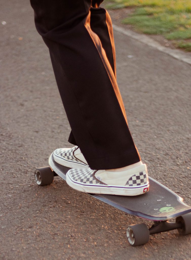 femme sur un skate portant des baskets femme tendance 2022 Vans sans lacets.