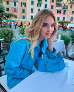 Chiara Ferragni prend la pose dans un restaurant en Italie avec un ensemble bleu électrique assorti à son sac. Chiara est depuis longtemps parmi les influenceurs les plus riches.